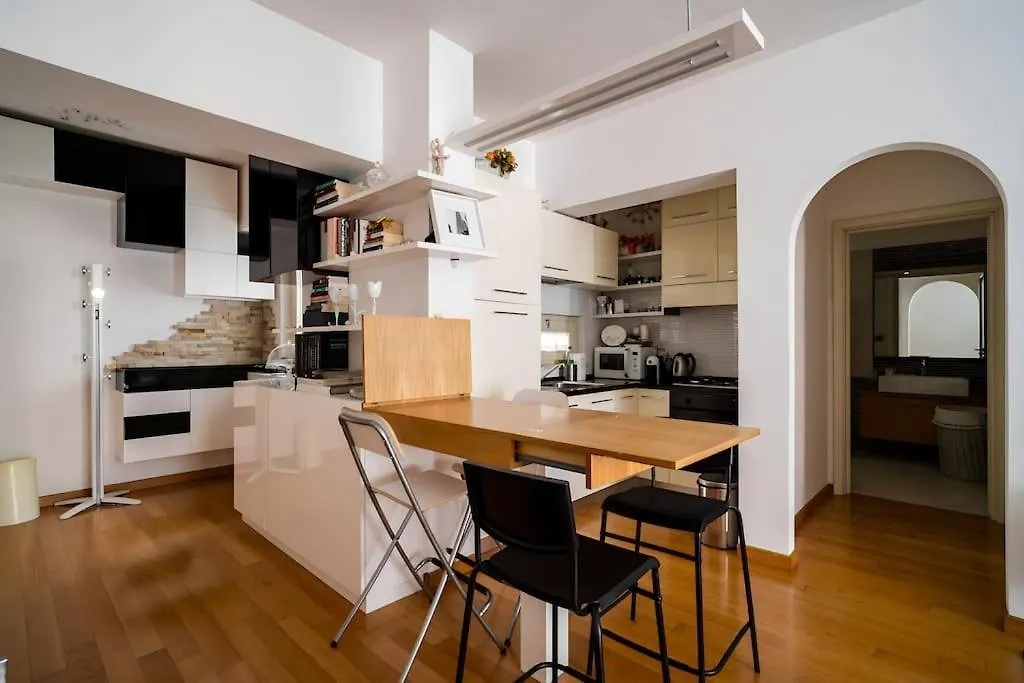 5 Min From Trastevere Rome Chic Apartment