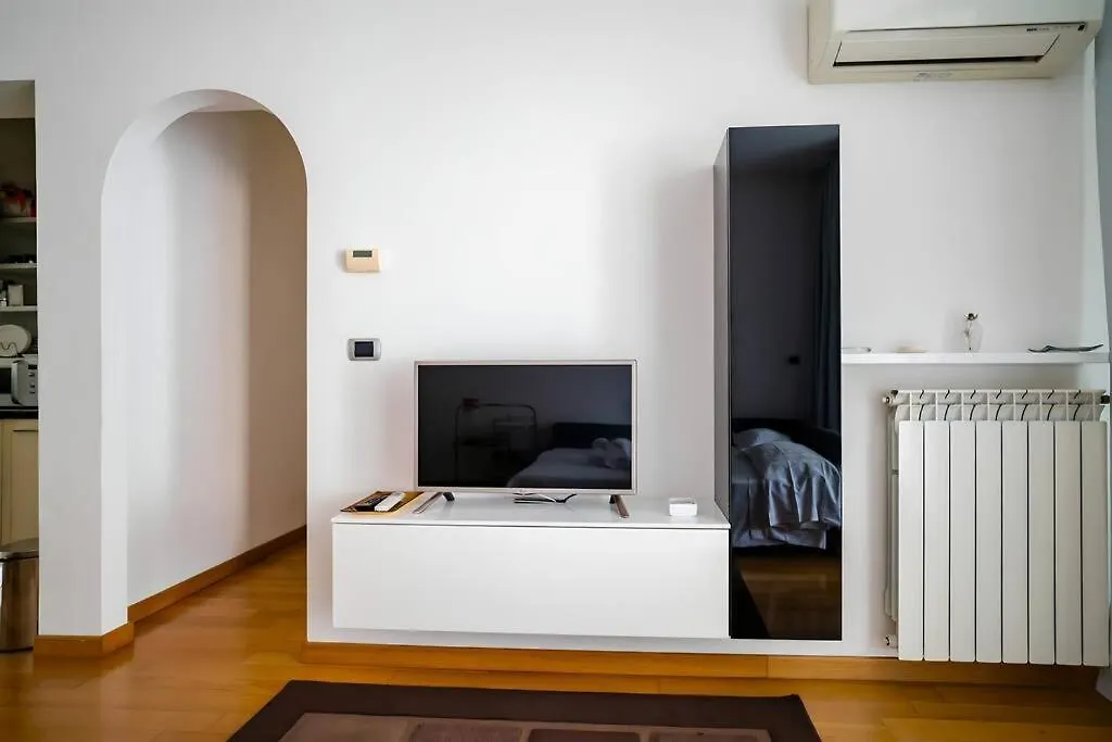 5 Min From Trastevere Rome Chic Apartment