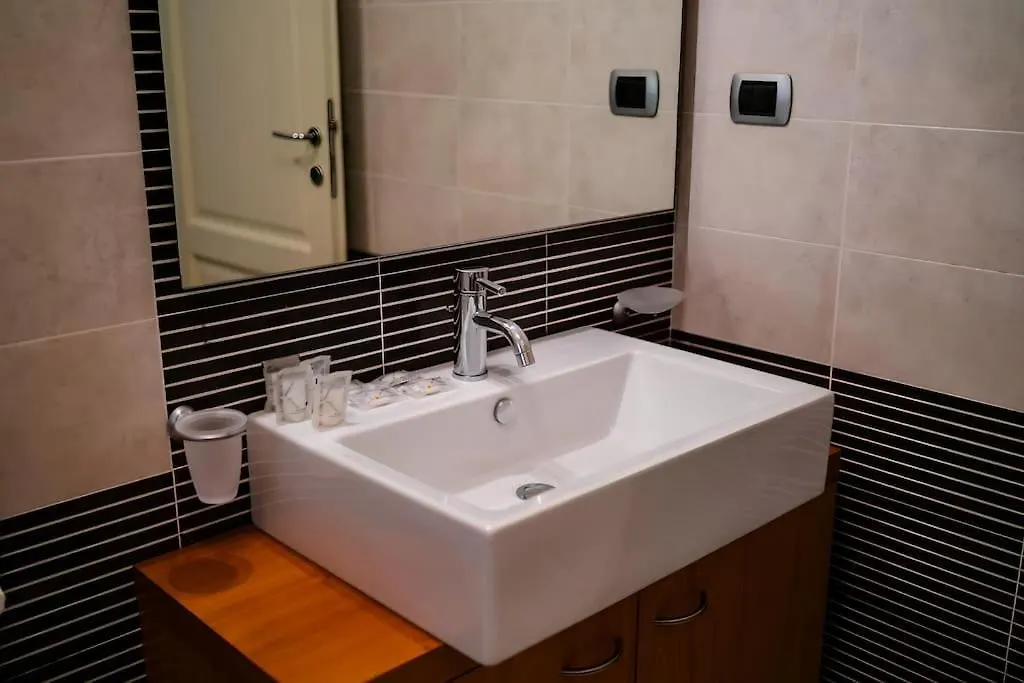 5 Min From Trastevere Rome Chic Apartment