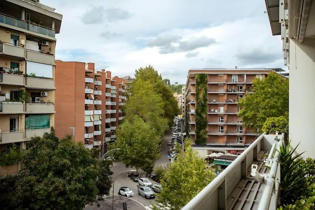 5 Min From Trastevere Rome Chic Apartment