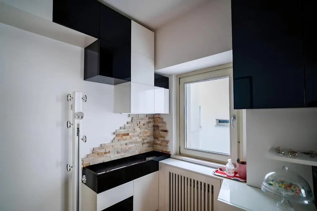 5 Min From Trastevere Rome Chic Apartment