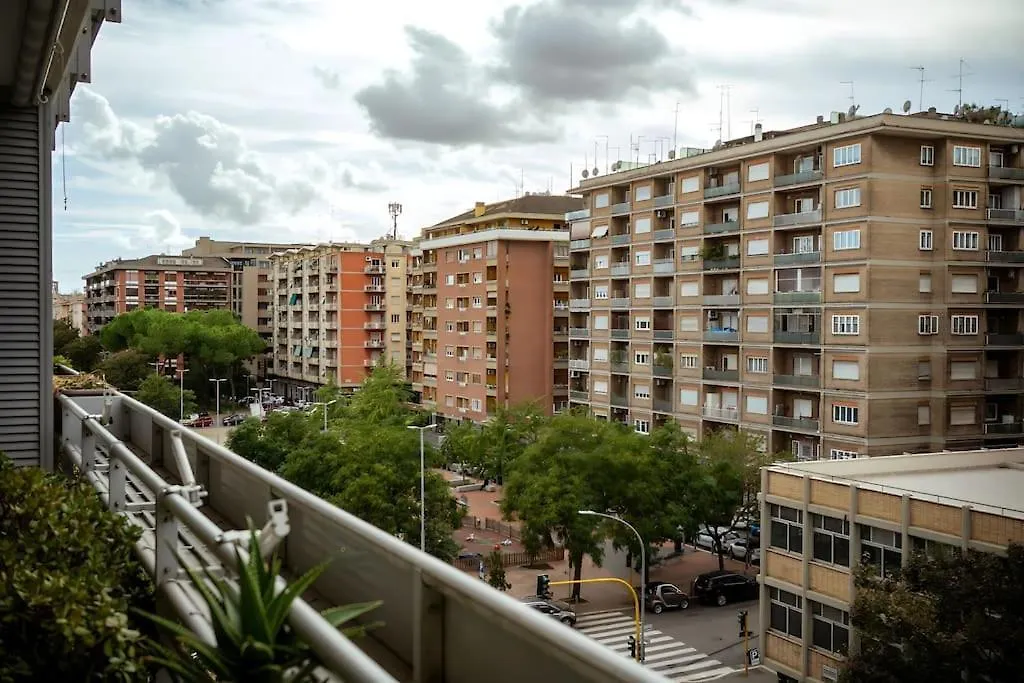 5 Min From Trastevere Rome Chic Apartment